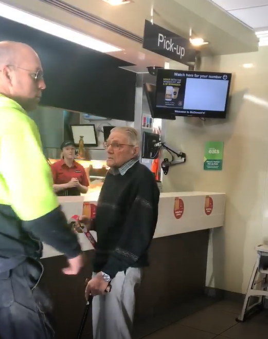 世界因你而美好！老先生點麥當勞「付錢掏半天」面有難色　後方工人「霸氣買單」超意外結局全國讚爆