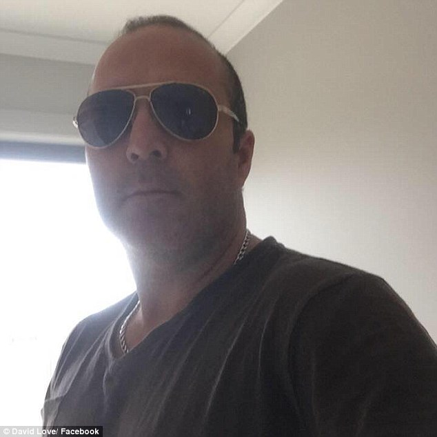 世界因你而美好！老先生點麥當勞「付錢掏半天」面有難色　後方工人「霸氣買單」超意外結局全國讚爆