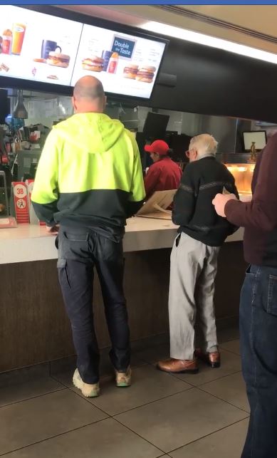 世界因你而美好！老先生點麥當勞「付錢掏半天」面有難色　後方工人「霸氣買單」超意外結局全國讚爆