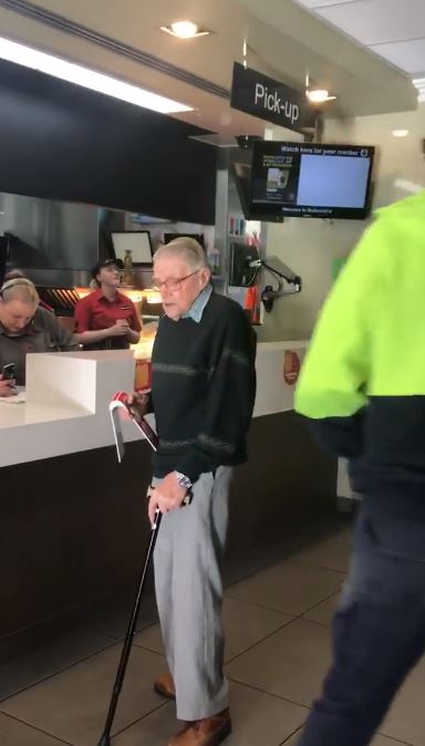 世界因你而美好！老先生點麥當勞「付錢掏半天」面有難色　後方工人「霸氣買單」超意外結局全國讚爆