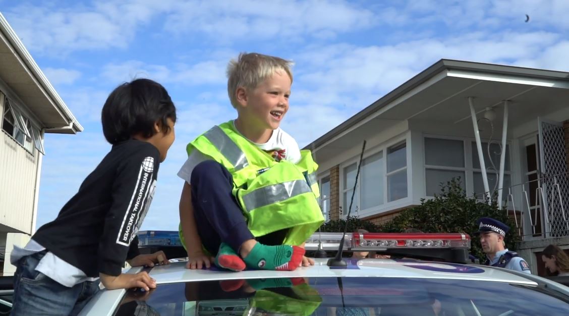 4歲男童狂打電話報警：可以參加我的生日趴嗎？　當天「一群警察來敲門」神發展暖翻全國