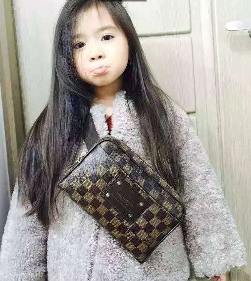 5歲小女孩太萌「收服阿拉伯土豪」全家被接過去住　4年後網友直呼：最年輕的富婆