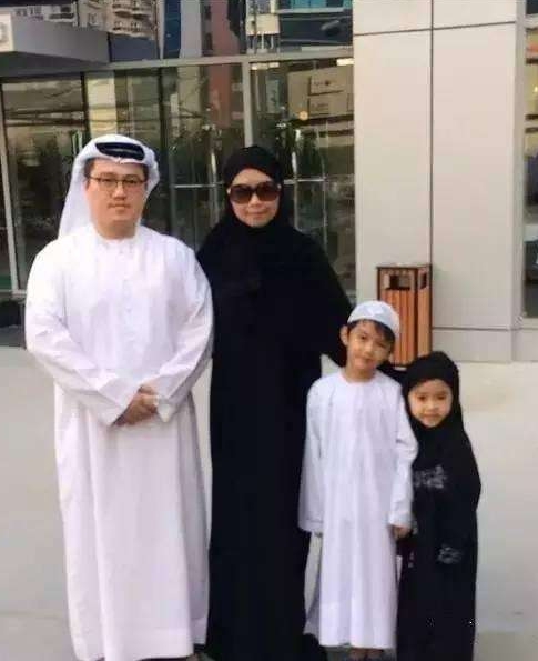 5歲小女孩太萌「收服阿拉伯土豪」全家被接過去住　4年後網友直呼：最年輕的富婆