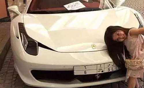 5歲小女孩太萌「收服阿拉伯土豪」全家被接過去住　4年後網友直呼：最年輕的富婆