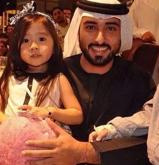 5歲小女孩太萌「收服阿拉伯土豪」全家被接過去住　4年後網友直呼：最年輕的富婆