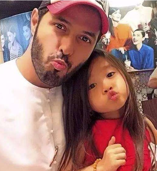 5歲小女孩太萌「收服阿拉伯土豪」全家被接過去住　4年後網友直呼：最年輕的富婆