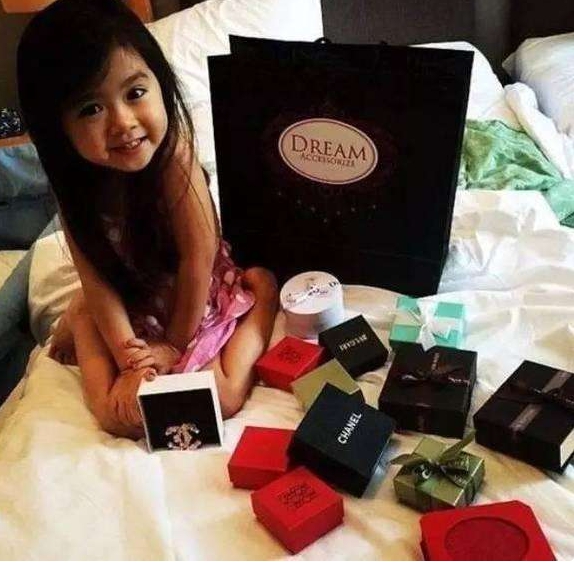 5歲小女孩太萌「收服阿拉伯土豪」全家被接過去住　4年後網友直呼：最年輕的富婆