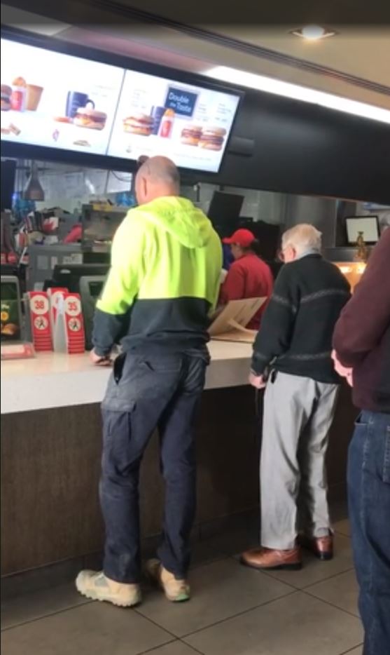 世界因你而美好！老先生點麥當勞「付錢掏半天」面有難色　後方工人「霸氣買單」超意外結局全國讚爆