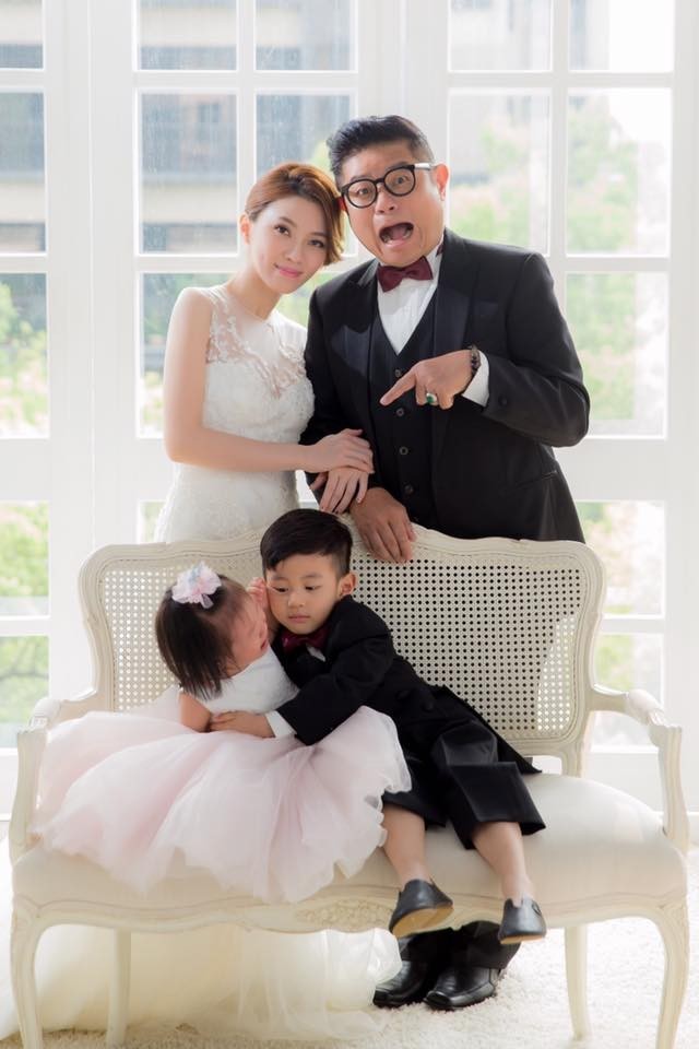 許效舜與二婚「小24歲嫩妻」一家四口甜蜜拍婚紗！網友看到他「4歲兒子長相」忍不住笑了