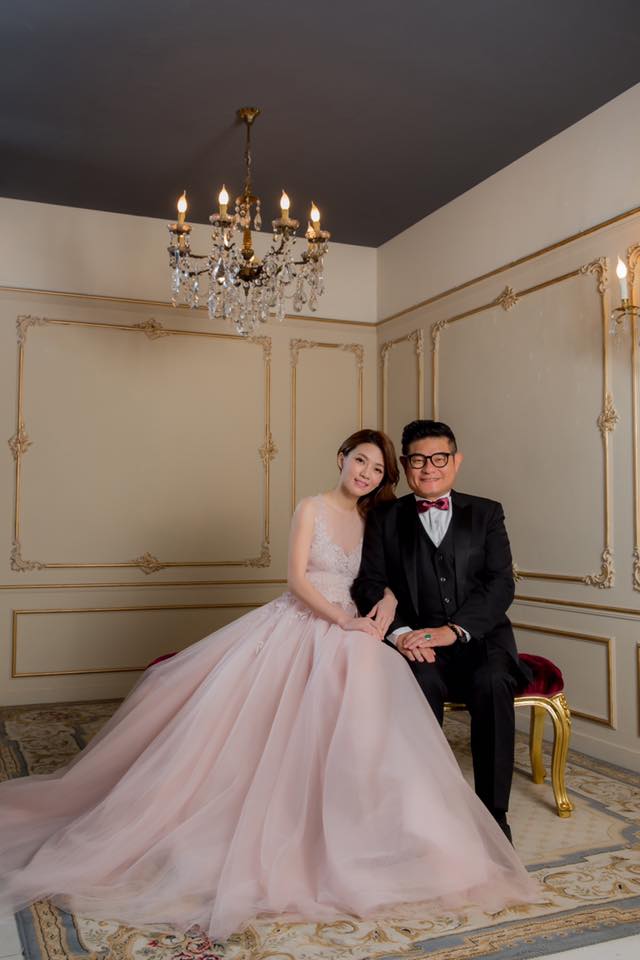 許效舜與二婚「小24歲嫩妻」一家四口甜蜜拍婚紗！網友看到他「4歲兒子長相」忍不住笑了