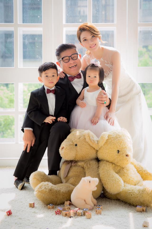 許效舜與二婚「小24歲嫩妻」一家四口甜蜜拍婚紗！網友看到他「4歲兒子長相」忍不住笑了