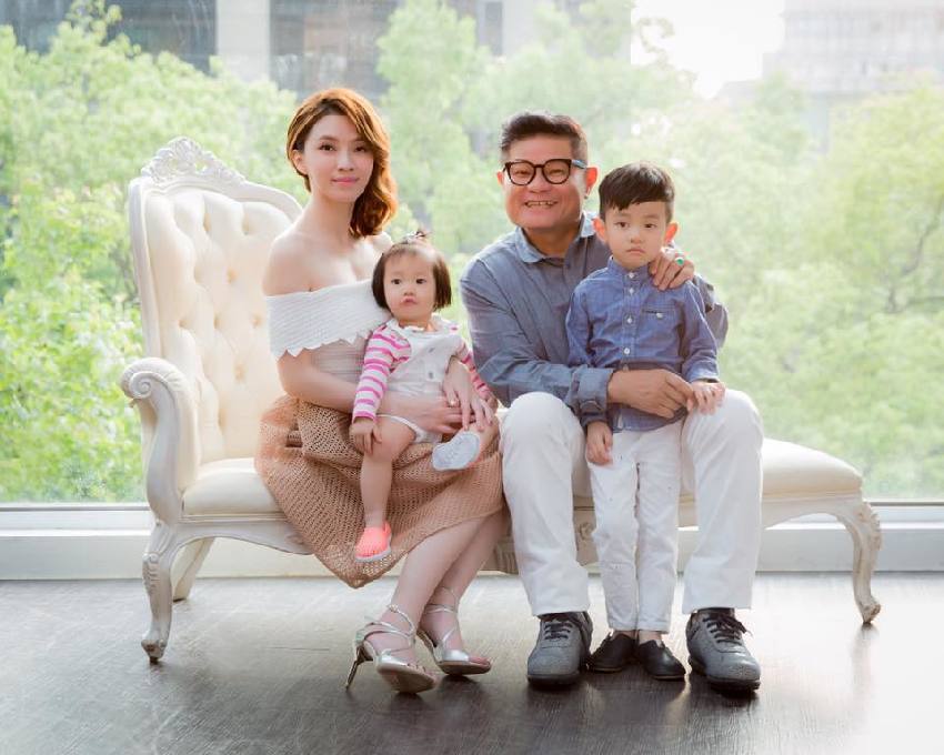 許效舜與二婚「小24歲嫩妻」一家四口甜蜜拍婚紗！網友看到他「4歲兒子長相」忍不住笑了