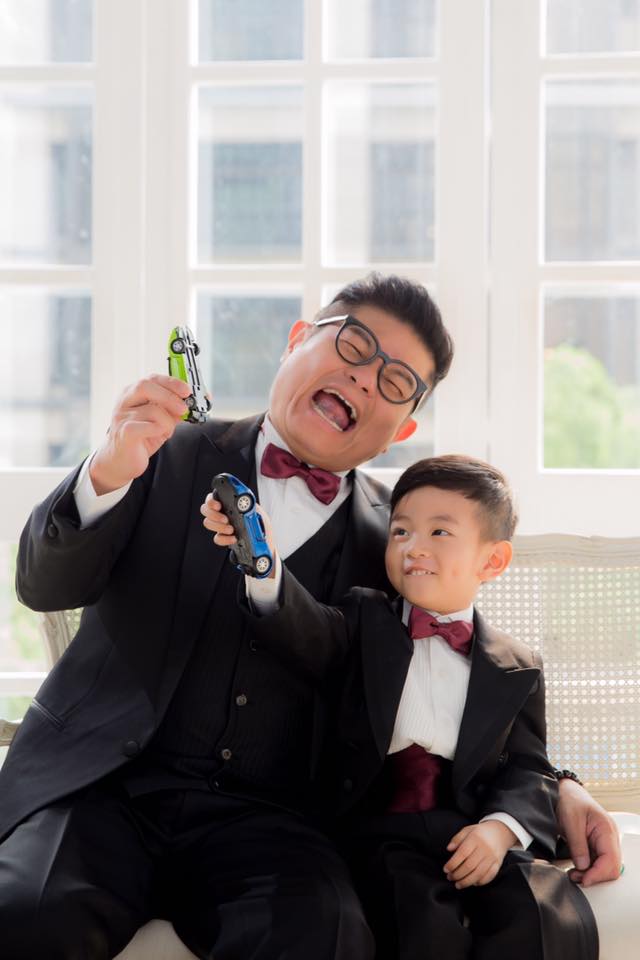 許效舜與二婚「小24歲嫩妻」一家四口甜蜜拍婚紗！網友看到他「4歲兒子長相」忍不住笑了