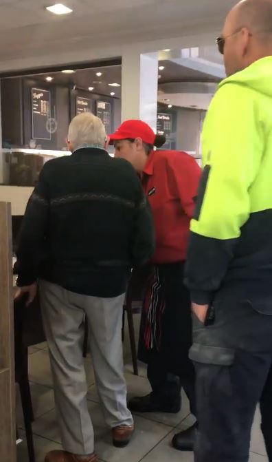 世界因你而美好！老先生點麥當勞「付錢掏半天」面有難色　後方工人「霸氣買單」超意外結局全國讚爆