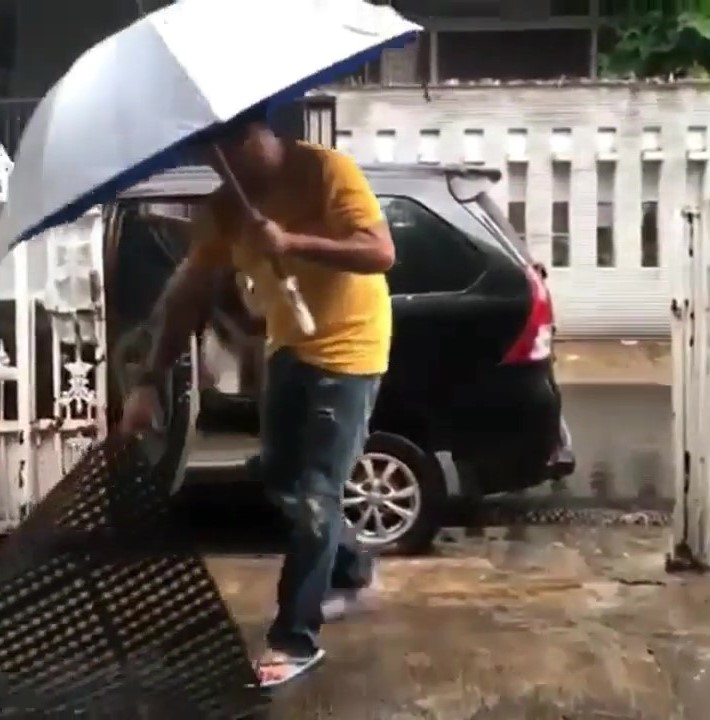 傲嬌阿拉「嫌下雨溼答答」不下車　把拔搬出超強法寶：嗯哼～這還差不多！
