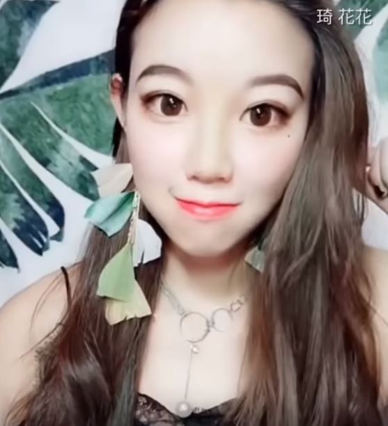正妹卸妝到一半…白皙肌膚變暗沉蠟黃 當她一燦笑「才發現最精彩的在後頭」大家都傻了