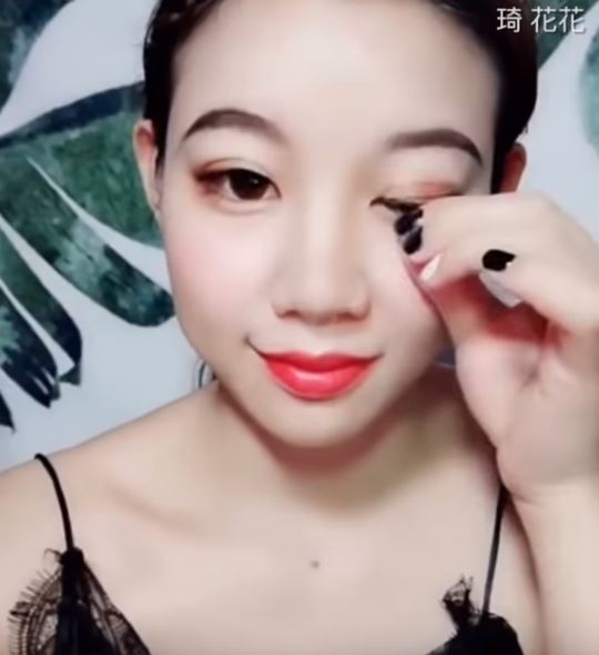 正妹卸妝到一半…白皙肌膚變暗沉蠟黃 當她一燦笑「才發現最精彩的在後頭」大家都傻了