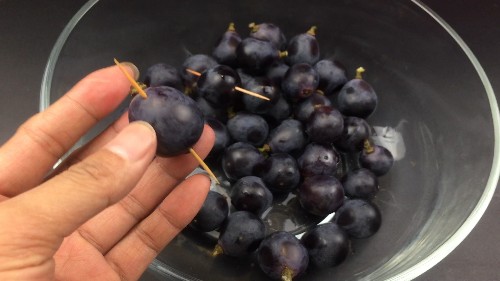 葡萄上插「一根牙籤」真的非常方便！吃了幾十年葡萄才知道