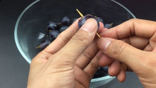 葡萄上插「一根牙籤」真的非常方便！吃了幾十年葡萄才知道