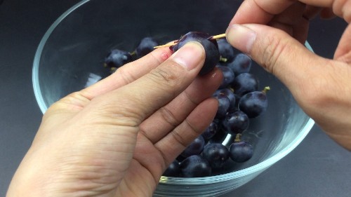 葡萄上插「一根牙籤」真的非常方便！吃了幾十年葡萄才知道