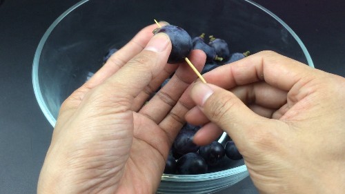 葡萄上插「一根牙籤」真的非常方便！吃了幾十年葡萄才知道