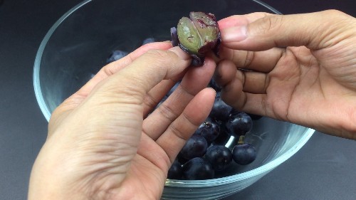 葡萄上插「一根牙籤」真的非常方便！吃了幾十年葡萄才知道