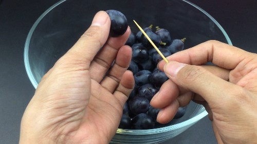 葡萄上插「一根牙籤」真的非常方便！吃了幾十年葡萄才知道