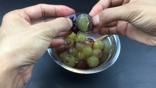 葡萄上插「一根牙籤」真的非常方便！吃了幾十年葡萄才知道