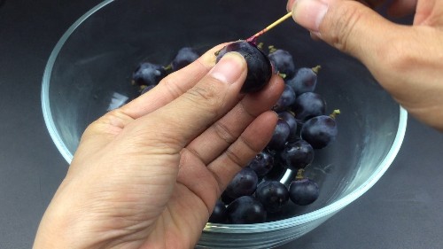 葡萄上插「一根牙籤」真的非常方便！吃了幾十年葡萄才知道