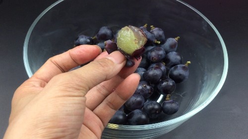 葡萄上插「一根牙籤」真的非常方便！吃了幾十年葡萄才知道
