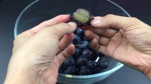 葡萄上插「一根牙籤」真的非常方便！吃了幾十年葡萄才知道