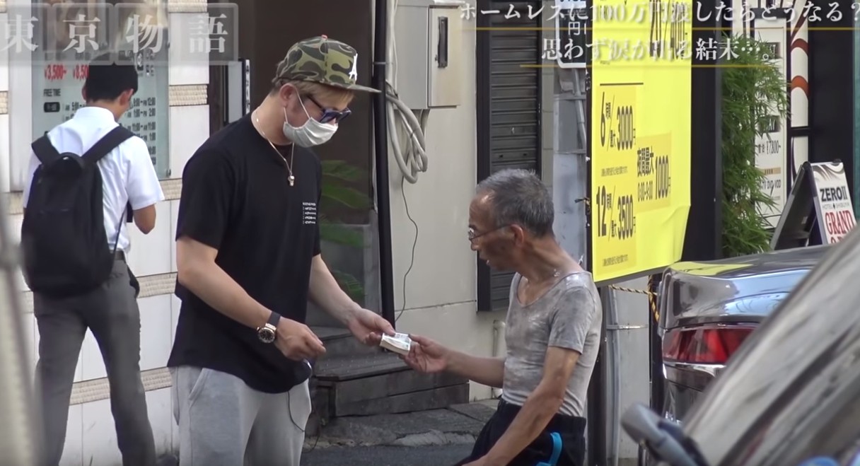 給流浪漢100萬     讓他一天內隨便用！剩下的再歸還    結局翻轉！看見餘額驚呆百萬網友