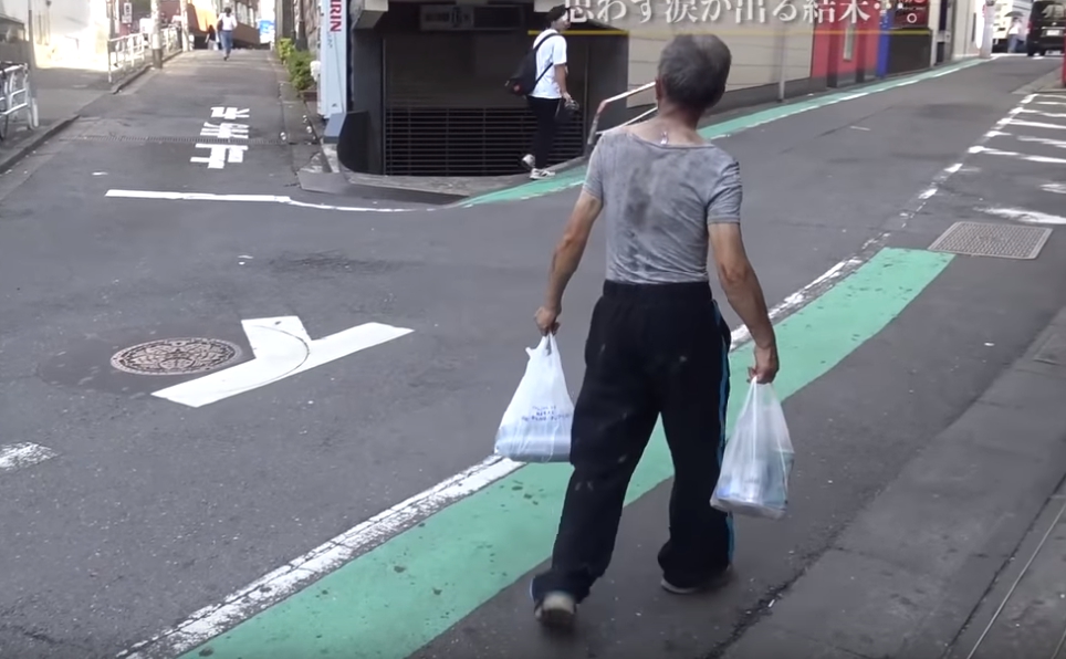 給流浪漢100萬     讓他一天內隨便用！剩下的再歸還    結局翻轉！看見餘額驚呆百萬網友