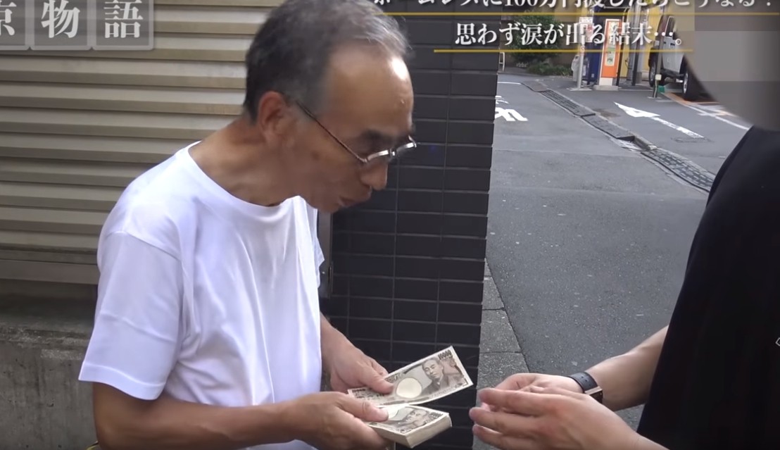 給流浪漢100萬     讓他一天內隨便用！剩下的再歸還    結局翻轉！看見餘額驚呆百萬網友