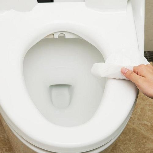 馬桶黃垢太頑固！家事達人教你「小蘇打＋秘密武器」比清潔劑更好用　倒進去瞬間白淨無味