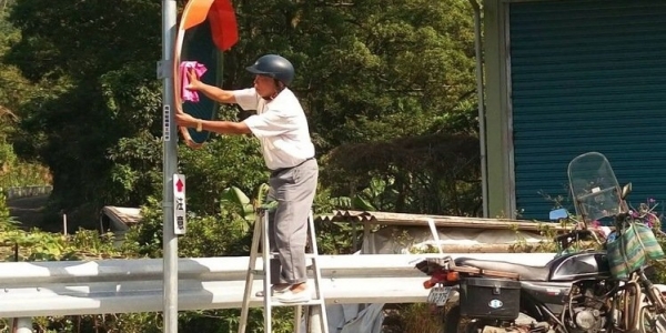 擦遍北台灣！暖伯全年無休「7年擦10萬片反光鏡」從不喊苦　謙虛曝原因「願能做到人生最後」