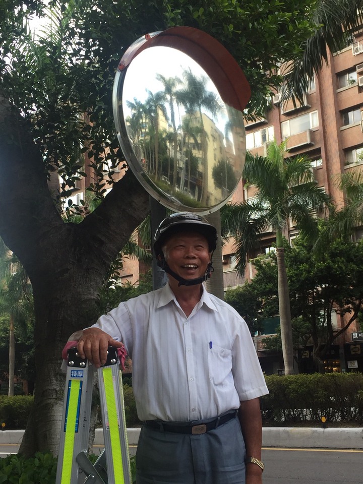 擦遍北台灣！暖伯全年無休「7年擦10萬片反光鏡」從不喊苦　謙虛曝原因「願能做到人生最後」