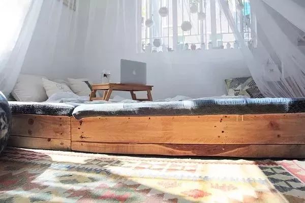 她30歲「不工作、沒男友」靠垃圾改造36坪老舊房　隱居山林「活成仙女模樣」成果美得不像話