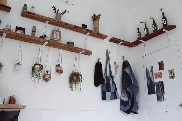 她30歲「不工作、沒男友」靠垃圾改造36坪老舊房　隱居山林「活成仙女模樣」成果美得不像話