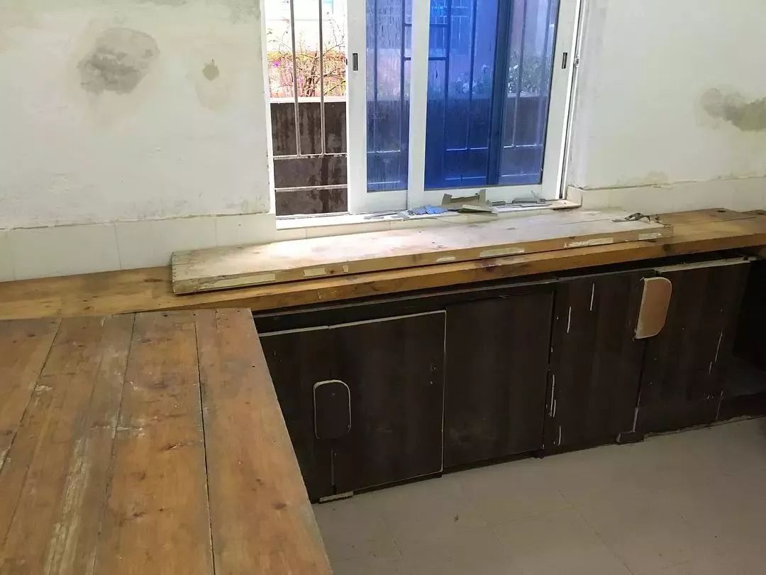 她30歲「不工作、沒男友」靠垃圾改造36坪老舊房　隱居山林「活成仙女模樣」成果美得不像話