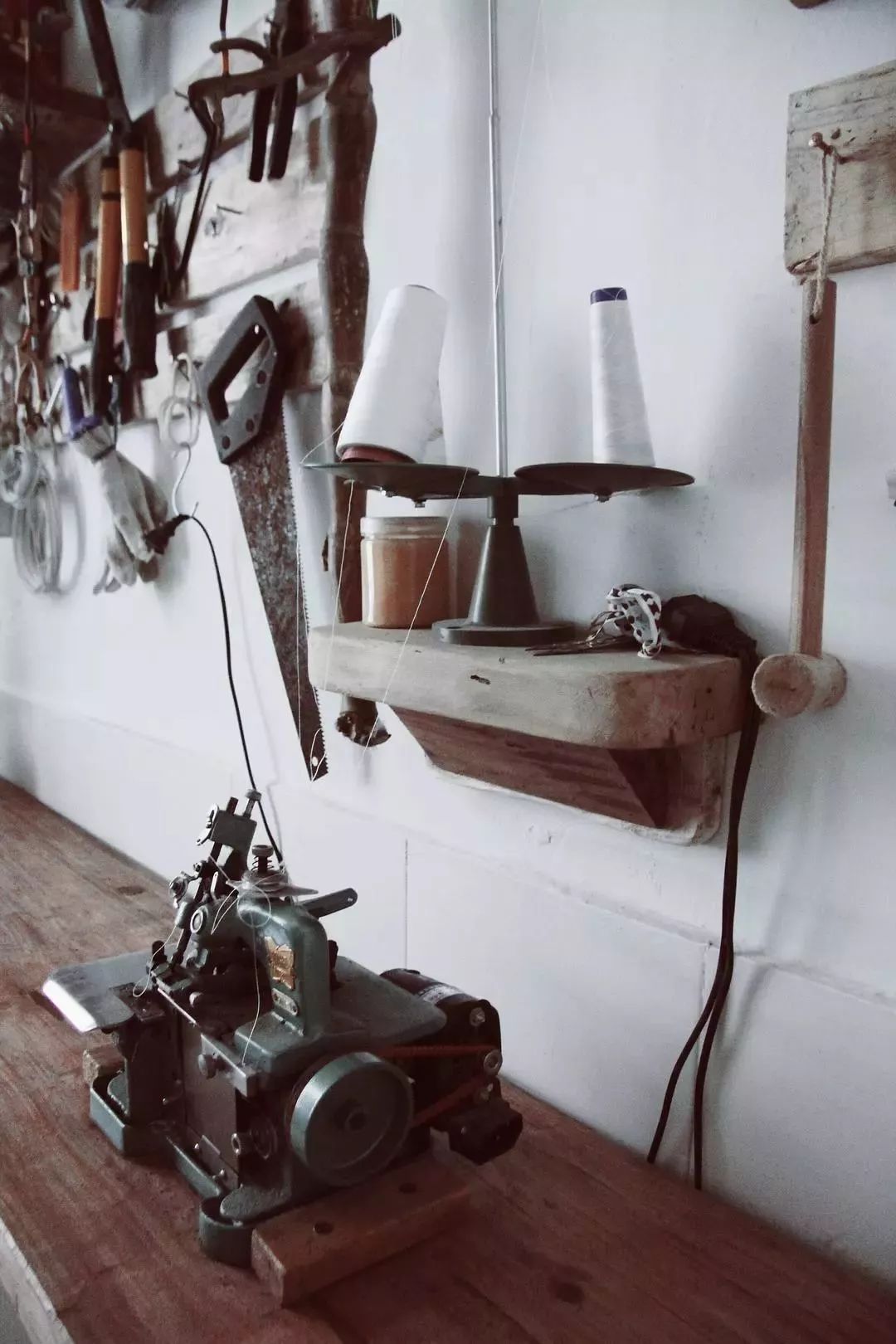 她30歲「不工作、沒男友」靠垃圾改造36坪老舊房　隱居山林「活成仙女模樣」成果美得不像話