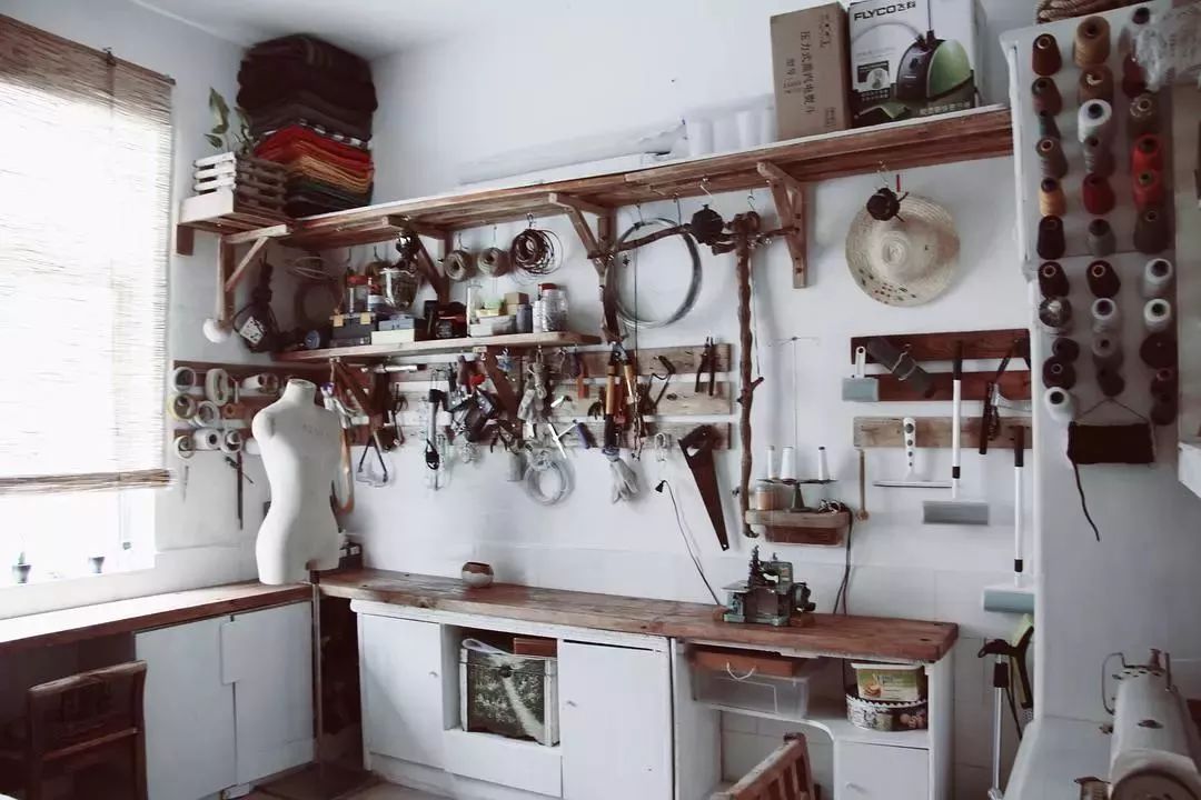 她30歲「不工作、沒男友」靠垃圾改造36坪老舊房　隱居山林「活成仙女模樣」成果美得不像話