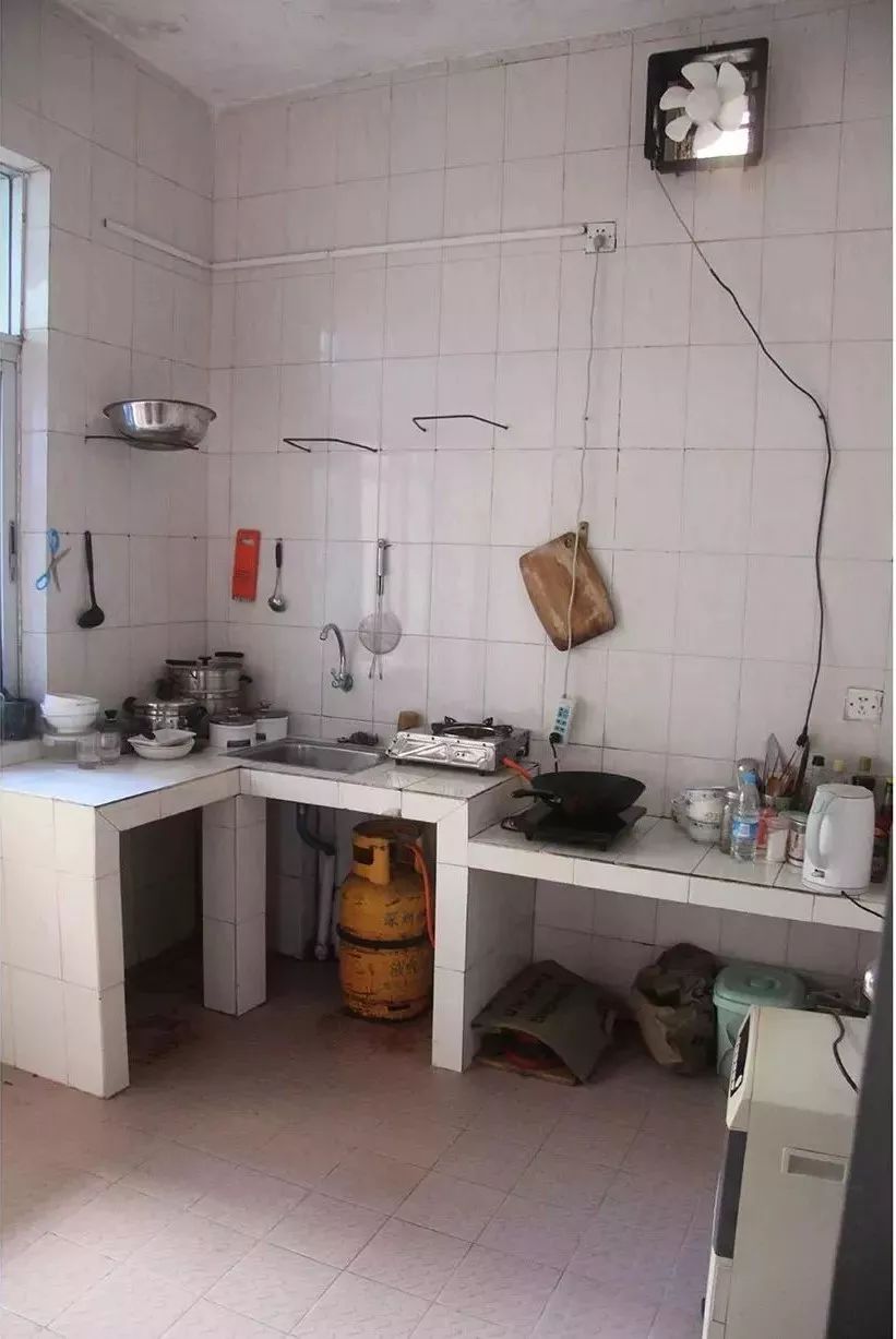 她30歲「不工作、沒男友」靠垃圾改造36坪老舊房　隱居山林「活成仙女模樣」成果美得不像話