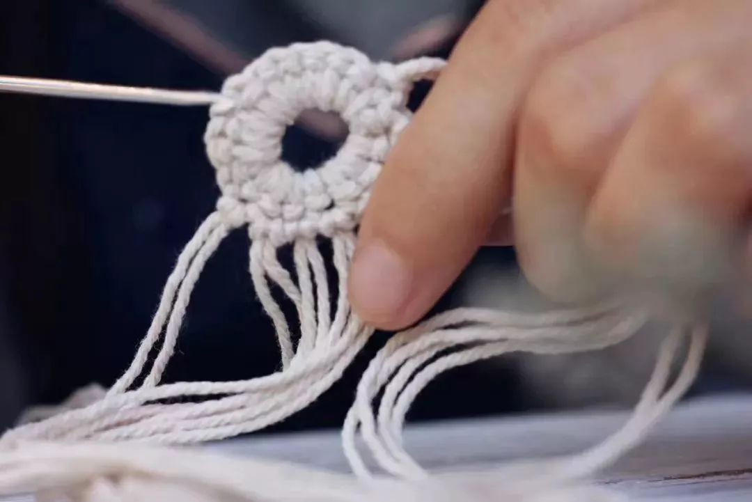 她30歲「不工作、沒男友」靠垃圾改造36坪老舊房　隱居山林「活成仙女模樣」成果美得不像話