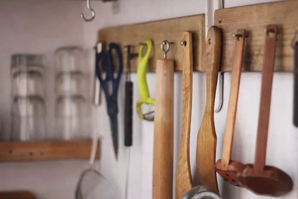 她30歲「不工作、沒男友」靠垃圾改造36坪老舊房　隱居山林「活成仙女模樣」成果美得不像話