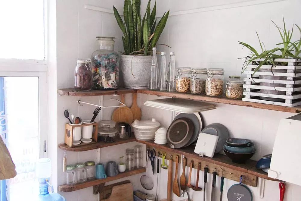 她30歲「不工作、沒男友」靠垃圾改造36坪老舊房　隱居山林「活成仙女模樣」成果美得不像話