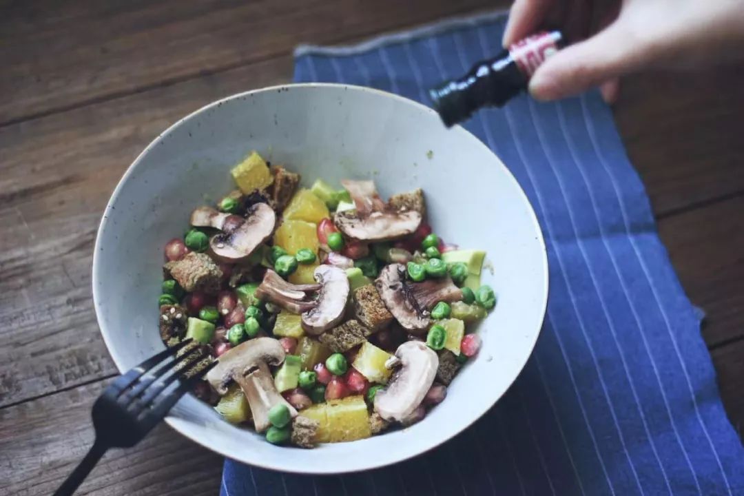 她30歲「不工作、沒男友」靠垃圾改造36坪老舊房　隱居山林「活成仙女模樣」成果美得不像話