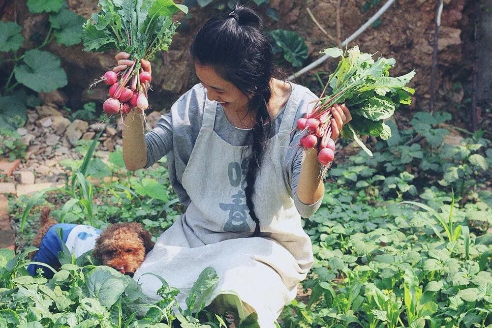 她30歲「不工作、沒男友」靠垃圾改造36坪老舊房　隱居山林「活成仙女模樣」成果美得不像話