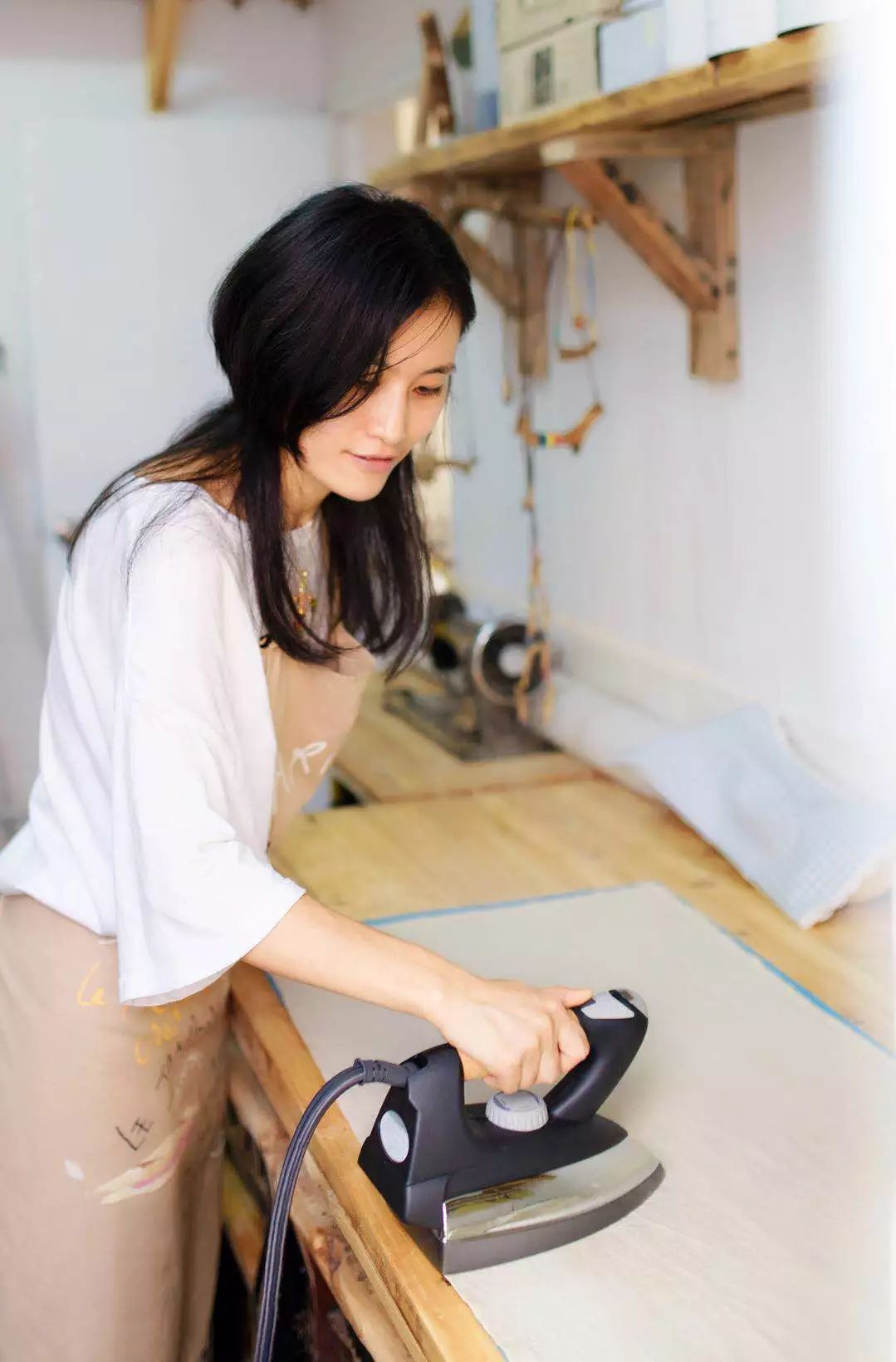 她30歲「不工作、沒男友」靠垃圾改造36坪老舊房　隱居山林「活成仙女模樣」成果美得不像話