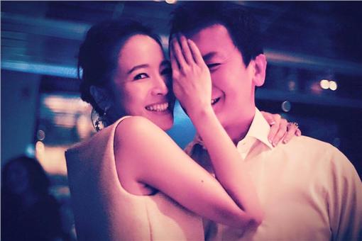 侯佩岑「嫁豪門老公5年」甜喊：謝謝你娶我❤　網友起底男方「不只是證券副總而已」背景超硬